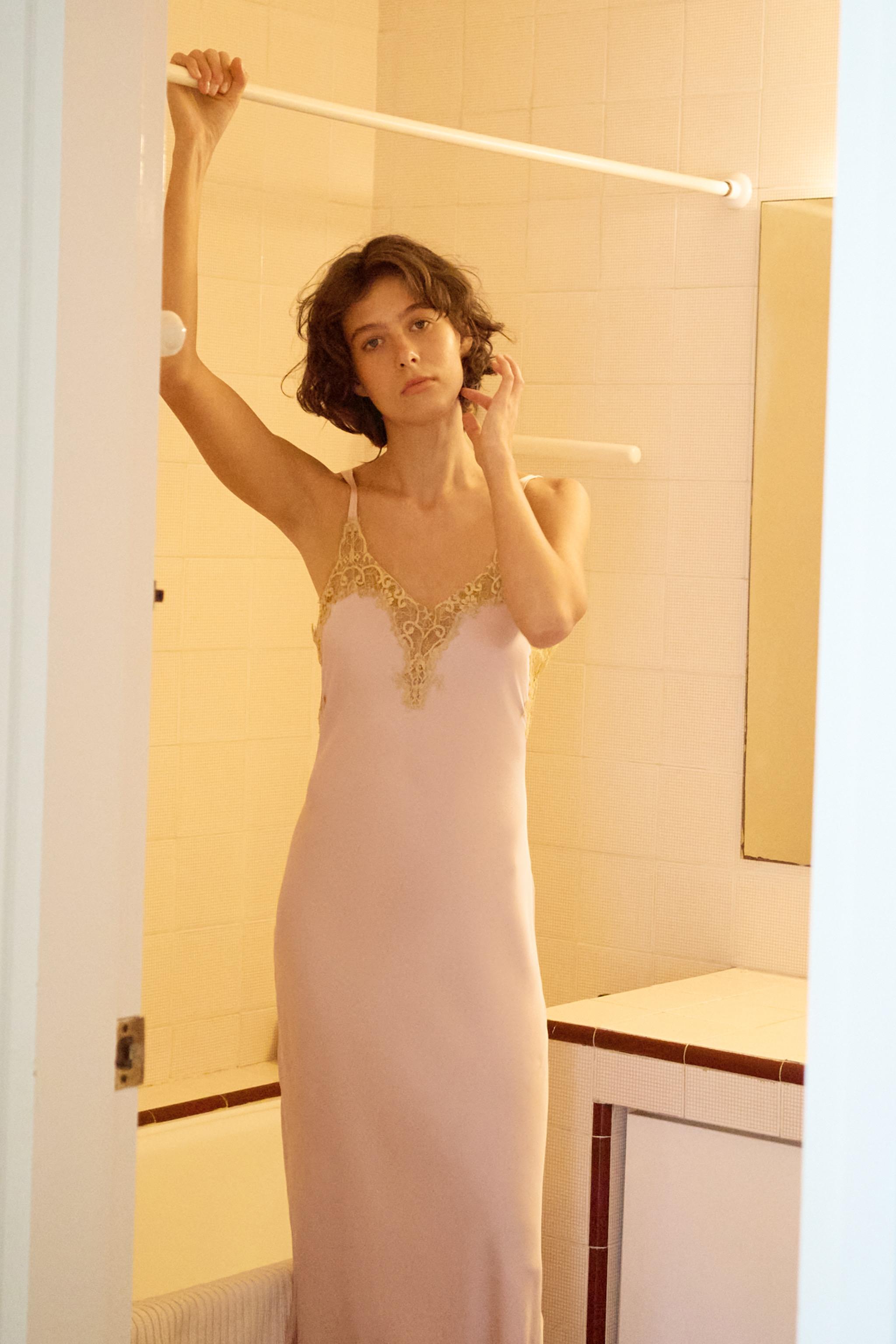 ROBE MI-LONGUE SATINÉE AVEC DENTELLE